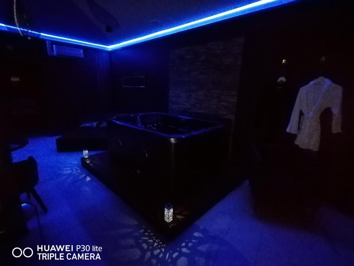 Suite Blue Jacuzzi Le Breuil  エクステリア 写真